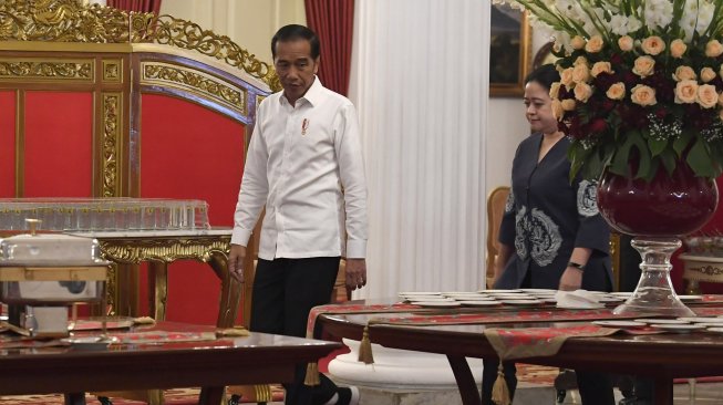 Presiden Joko Widodo (kiri) berbincang dengan Ketua DPR Puan Maharani (kanan) usai meresmikan pengoperasian Palapa Ring di Istana Negara, Jakarta, Senin (14/10). [ANTARA FOTO/Puspa Perwitasari]