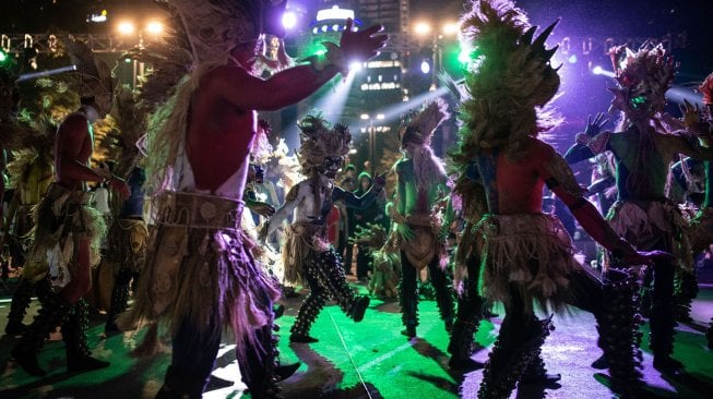 Sejumlah peserta mengikuti pawai budaya bertajuk Parade Digdaya Nusantara di Kompleks Gelora Bung Karno, Senayan, Jakarta, Minggu (13/10). [ANTARA FOTO/Aprillio Akbar]