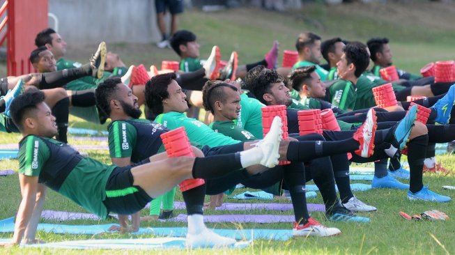 Sejumlah pemain Timnas Indonesia mengikuti latihan di Lapangan Trisakti, Legian, Bali, Minggu (13/10/2019). Latihan tersebut sebagai persiapan menjelang pertandingan Grup G Kualifikasi Piala Dunia 2022 Zona Asia melawan Timnas Vietnam di Stadion Kapten I Wayan Dipta, Gianyar pada 15 Oktober mendatang. ANTARA FOTO/Fikri Yusuf