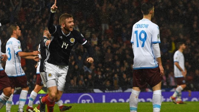 Bek Timnas Skotlandia, Stuart Findlay merayakan gol ke gawang San Marino pada lanjutan Kualifikasi Piala Eropa 2020 di Stadion Hampden Park, Minggu (13/10/2019). (ANDY BUCHANAN / AFP)