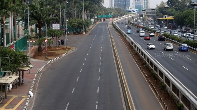 Suasana penutupan jalan di depan Gedung DPR, Jalan Gatot Subroto, Jakarta, Senin (14/10). [Suara.com/Arya Manggala]