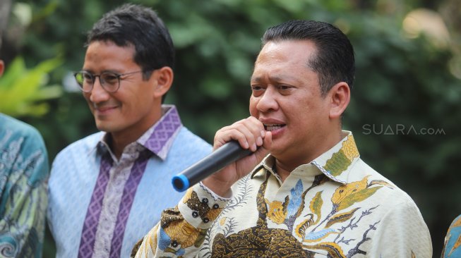 Ketua MPR Bambang Soesatyo (kanan) memberikan keterangan pers usai menyampaikan undangan pelantikan presiden di Kediaman Sandiaga Uno, kawasan Kebayoran Baru, Jakarta, Senin (14/10). [Suara.com/Arya Manggala]