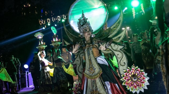 Sejumlah peserta mengikuti pawai budaya bertajuk Parade Digdaya Nusantara di Kompleks Gelora Bung Karno, Senayan, Jakarta, Minggu (13/10). [ANTARA FOTO/Aprillio Akbar]