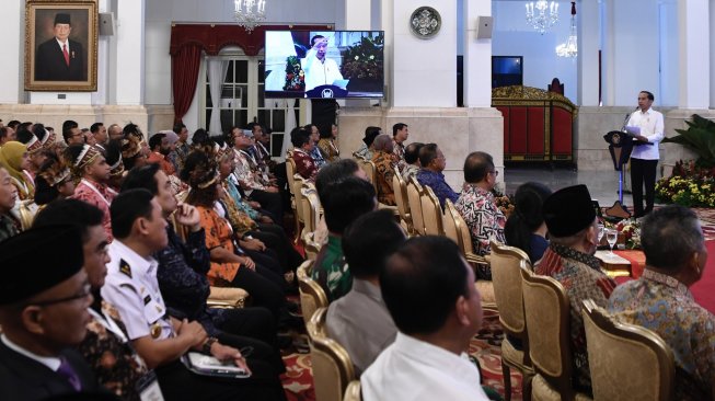 Presiden Joko Widodo (kanan) memberi sambutan saat meresmikan pengoperasian Palapa Ring di Istana Negara, Jakarta, Senin (14/10). [ANTARA FOTO/Puspa Perwitasari]