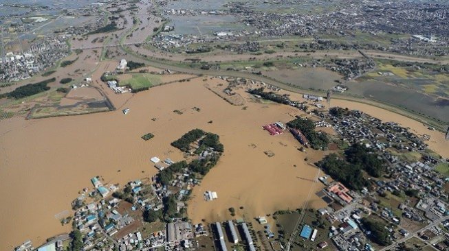 Sejumlah perfektur atau wilayah di Jepang dilanda banjir usai diterjang topan Hagibis pada Minggu (13/10/2019). (AFP)