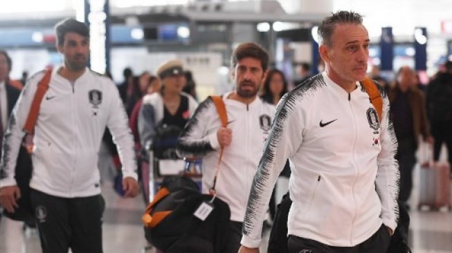 Pelatih timnas Korea Selatan Paulo Bento bertolak ke Pyongyang, Korea Utara, via bandara Beijing, China, Senin (14/10/2019). [AFP]