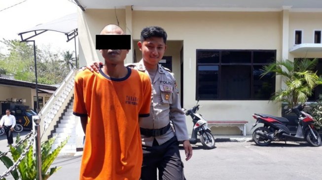 Tersangka kasus pemerkosaan anak, AP saat ditahan aparat kepolisian. (beritajatim.com)