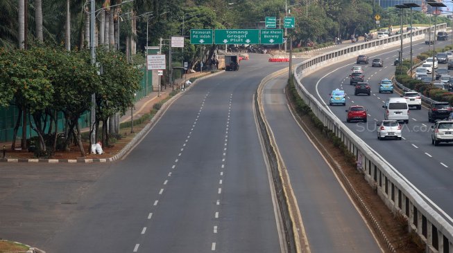 Suasana penutupan jalan di depan Gedung DPR, Jalan Gatot Subroto, Jakarta, Senin (14/10). [Suara.com/Arya Manggala]