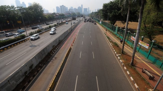 Suasana penutupan jalan di depan Gedung DPR, Jalan Gatot Subroto, Jakarta, Senin (14/10). [Suara.com/Arya Manggala]