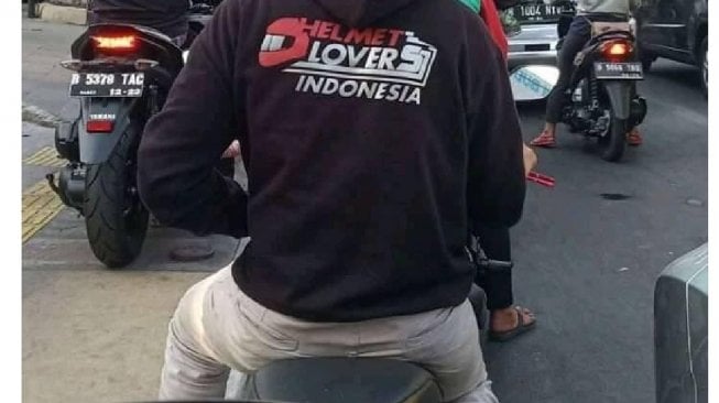 Aksi penumpang sepeda motor ini tidak sesuai. [Twitter]