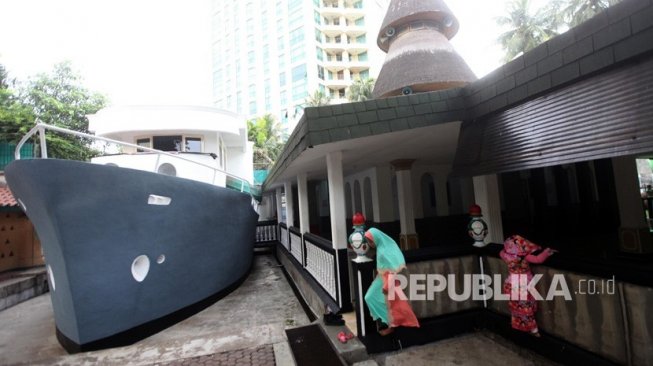 Alquran Raksasa di Masjid Perahu