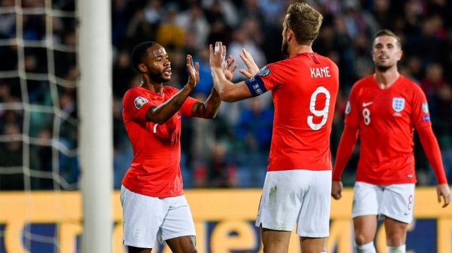 Winger Timnas Inggris, Raheem Sterling (kiri) merayakan golnya ke gawang Bulgaria bersama penyerang Harry Kane (tengah), dalam laga Kualifikasi Piala Eropa 2020 di Vasil Levski National Stadium, Sofia, Bulgaria, Selasa (15/10/2019) dini hari WIB. [NIKOLAY DOYCHINOV / AFP]