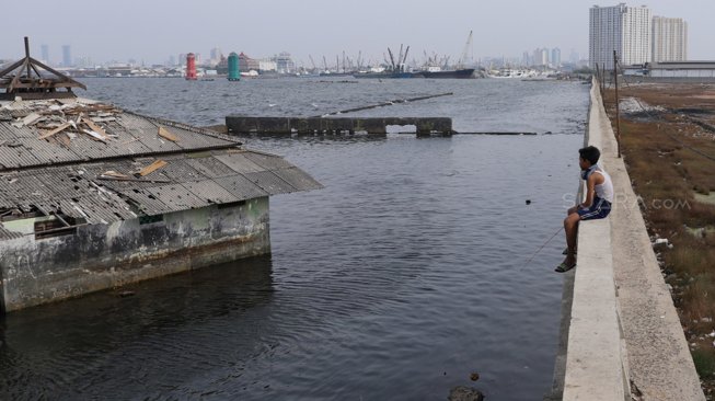 Masjid Wall Adhuna yang tergenang rob di Muara Baru, Jakarta, Selasa (7/6). [Suara.com/Angga Budhiyanto]