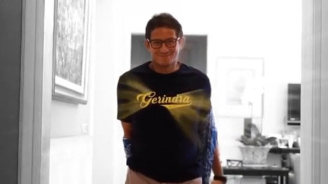 Tangkap layar video saat Sandiaga Uno bergaya bak Superman dengan baju bertulisan Gerindra.(instagram resmi @sandiuno)