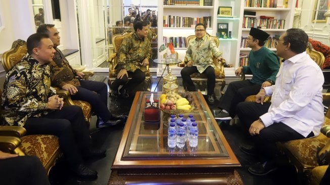 Ketua Umum PKB Muhaimin Iskandar dan Ketua Umum Partai Gerindra Prabowo Subianto saat melakukan pertemuan di Kantor DPP PKB, Jakarta, Senin (14/10).  [Suara.com/Arya Manggala]