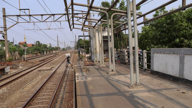 Suasana di Stasiun Buaran Lama, Jakarta Timur, Selasa (15/10). [Suara.com/Angga Budhiyanto]  
