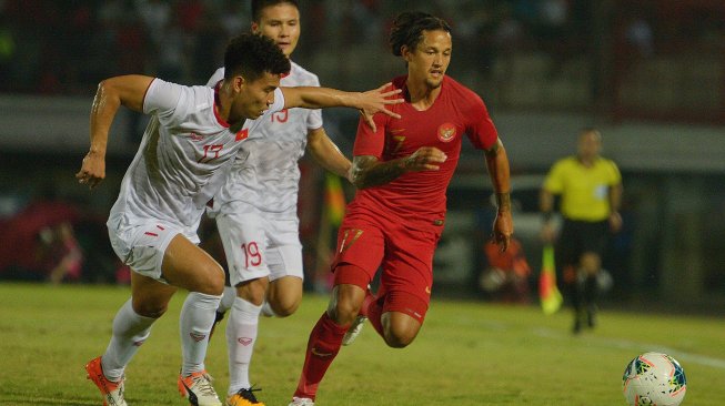 Pemain Timnas Indonesia Irfan Bachdim (kanan) melewati pesepak bola Timnas Vietnam Vu Van Thanh (kiri) dalam pertandingan Grup G Kualifikasi Piala Dunia 2022 zona Asia di Stadion I Wayan Dipta, Gianyar, Bali, Selasa (15/10/2019). Indonesia kalah dari Vietnam dengan skor 1-3. ANTARA FOTO/Nyoman Budhiana