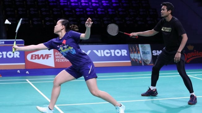 Pasangan ganda campuran Indonesia, Tontowi Ahmad/Winny Oktavina Kandow, tengah berlatih jelang tampil di Denmark Open 2019, Senin (14/10). [Humas PBSI]