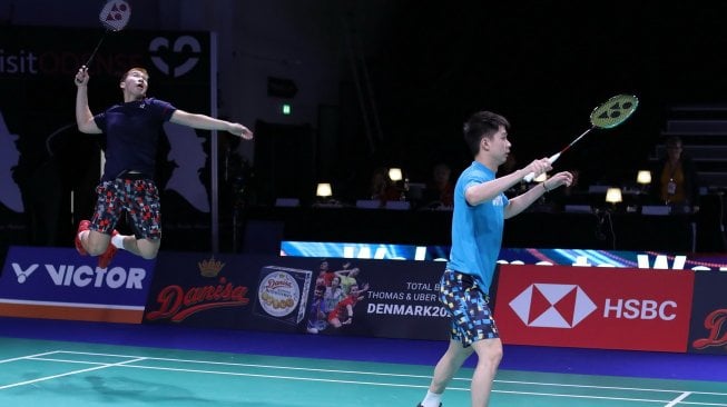 Pasangan ganda putra Indonesia, Kevin Sanjaya Sukamuljo/Marcus Fernaldi Gideon, tengah berlatih jelang tampil di Denmark Open 2019, Senin (14/10). [Humas PBSI]