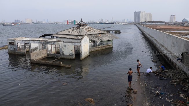 

Masjid Wall Adhuna yang tergenang rob di Muara Baru, Jakarta, Selasa (7/6). [Suara.com/Angga Budhiyanto]