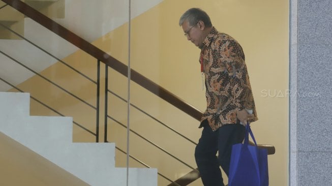 Sekretaris Jenderal Kementerian Kelautan dan Perikanan (KKP) Nilanto Perbowo bersiap menjalani pemeriksaan di Gedung KPK, Jakarta, Selasa (15/10).[Suara.com/Arya Manggala]