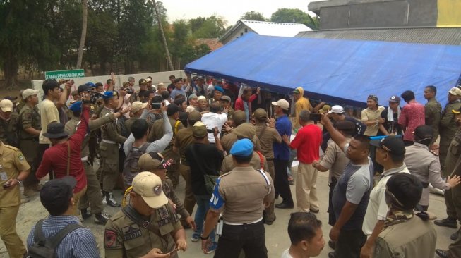 Eksekusi Penggusuran Makam Wareng di Kota Tangerang Diwarnai Bentrokan