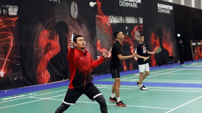 Pebulutangkis ganda putra Indonesia seperti Mohammad Ahsan, Ade Yusuf Santoso, dan Muhammad Rian Ardianto tengah berlatih jelang tampil di Denmark Open 2019, Senin (14/10). [Humas PBSI]