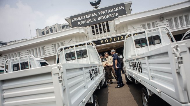 Mobil Esemka tipe Bima 1.3 di Lapangan Apel Bhinneka Tunggal Ika, Kementerian Pertahanan, Jakarta, Selasa (15/10). [ANTARA FOTO/Aprillio Akbar]
