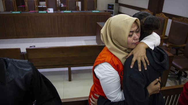 Terdakwa kasus ujaran kebencian Ina Yuniarti seusai menjalani sidang pembacaan putusan (vonis) di Pengadilan Negeri Jakarta Pusat, Senin (14/10). [ANTARA FOTO/Dhemas Reviyanto]