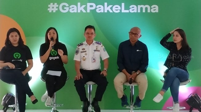 Direktur Utama (Dirut) PT MRT Jakarta, William Sabandar (kemeja biru) dan Kepala Dinas Perhubungan DKI Jakarta Syafrin Liputo (tengah). (Suara.com/Fakhri Fuadi)