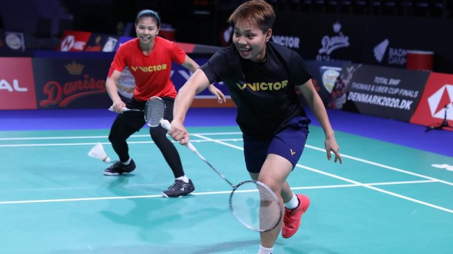 Pasangan ganda putri Indonesia, Greysia Polii/Apriyani Rahayu, tengah berlatih jelang tampil di Denmark Open 2019, Senin (14/10). [Humas PBSI]