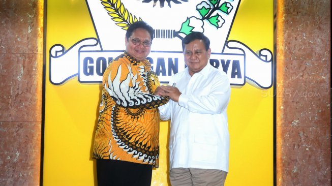 Ketua Umum Partai Golkar Airlangga Hartarto saat melakukan pertemuan dengan Ketua Umum Partai Gerindra Prabowo Subianto di Kantor DPP Partai Golkar, Jakarta, Selasa (15/10). [Suara.com/Arya Manggala]