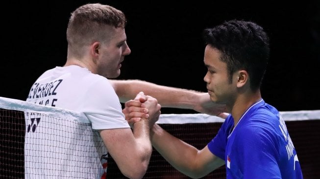 Pebulutangkis tunggal putra Indonesia, Anthony Sinisuka Ginting (kanan), bersalaman dengan Brice Leverdez (Prancis) usai terhenti lebih awal di babak pertama Denmark Open 2019, Selasa (15/10). [Humas PBSI]