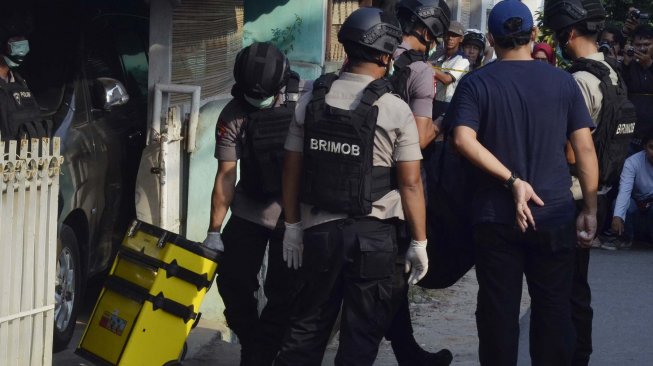 Penggeledahan rumah milik orang tua salah satu terduga teroris di Bandar Lampung, Lampung, Selasa (15/10).  [ANTARA FOTO/Ardiansyah]