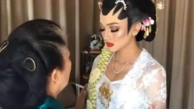 Video Viral Pengantin Disembur Asap Rokok, Ritual Sembogo Tuai Kontroversi