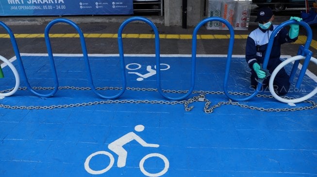 Suasana area parkir sepeda di Stasiun MRT Cipete Raya, Jakarta Selatan, Selasa (15/10). [Suara.com/Angga Budhiyanto]