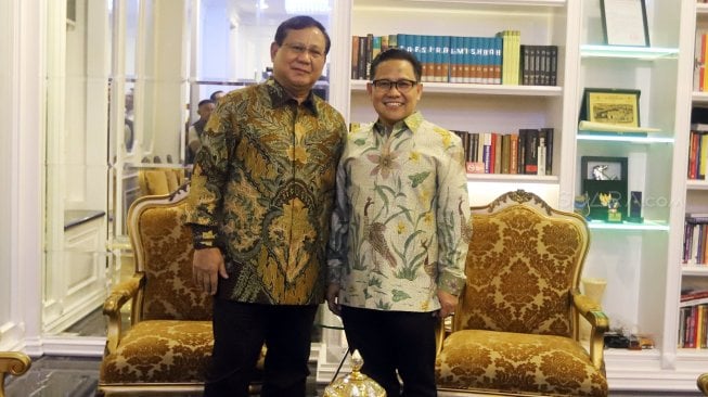 Ketua Umum PKB Muhaimin Iskandar dan Ketua Umum Partai Gerindra Prabowo Subianto saat melakukan pertemuan di Kantor DPP PKB, Jakarta, Senin (14/10).  [Suara.com/Arya Manggala]