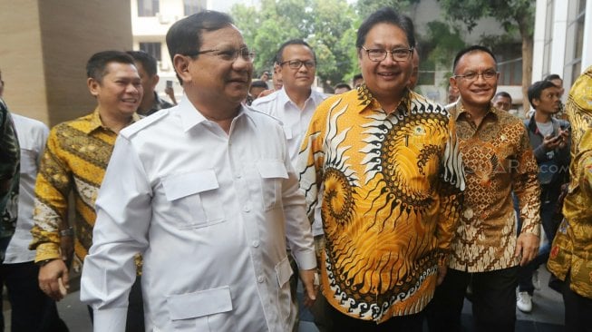 Ketua Umum Partai Golkar Airlangga Hartarto saat melakukan pertemuan dengan Ketua Umum Partai Gerindra Prabowo Subianto di Kantor DPP Partai Golkar, Jakarta, Selasa (15/10). [Suara.com/Arya Manggala]