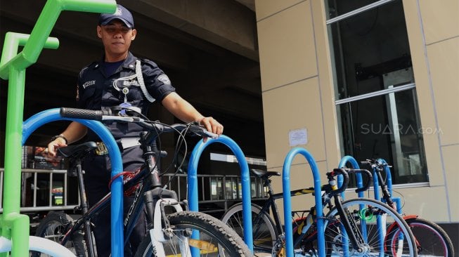 Suasana area parkir sepeda di Stasiun MRT Cipete Raya, Jakarta Selatan, Selasa (15/10). [Suara.com/Angga Budhiyanto]