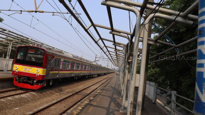 Suasana di Stasiun Buaran Lama, Jakarta Timur, Selasa (15/10). [Suara.com/Angga Budhiyanto]  
