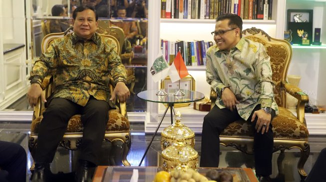 Ketua Umum PKB Muhaimin Iskandar dan Ketua Umum Partai Gerindra Prabowo Subianto saat melakukan pertemuan di Kantor DPP PKB, Jakarta, Senin (14/10).  [Suara.com/Arya Manggala]