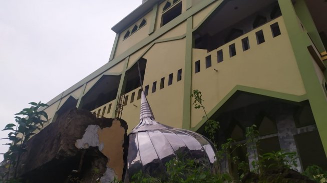 Kubah Masjid di Bogor Terbang Diterjang Puting Beliung, 20 Rumah Rusak