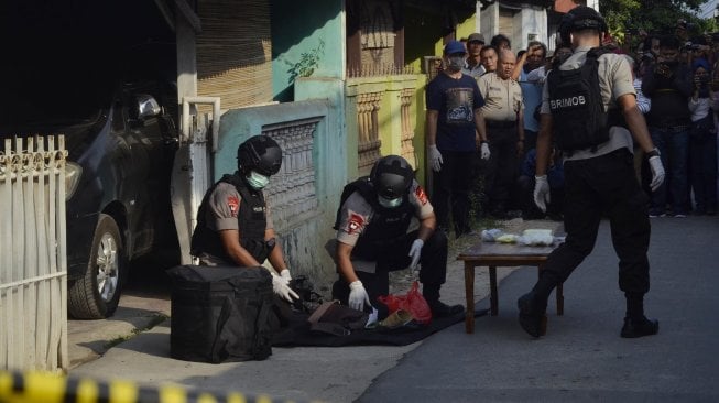 Penggeledahan rumah milik orang tua salah satu terduga teroris di Bandar Lampung, Lampung, Selasa (15/10).  [ANTARA FOTO/Ardiansyah]