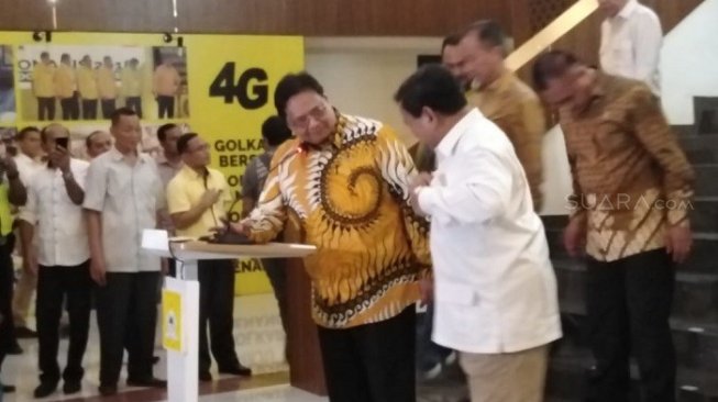 Ketua Umum Partai Gerindra Prabowo Subianto seusai bertemu dengan Ketum Golkar Airlangga Hartanto. (Suara.com/Ummi HS).