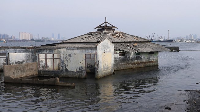 Masjid Wall Adhuna yang tergenang rob di Muara Baru, Jakarta, Selasa (7/6). [Suara.com/Angga Budhiyanto]