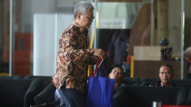 Sekretaris Jenderal Kementerian Kelautan dan Perikanan (KKP) Nilanto Perbowo bersiap menjalani pemeriksaan di Gedung KPK, Jakarta, Selasa (15/10).[Suara.com/Arya Manggala]