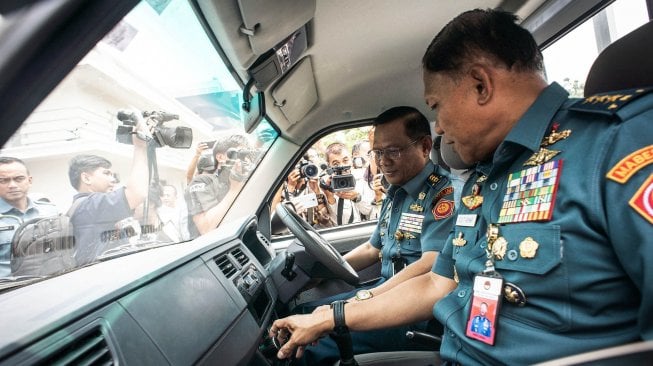 Sekjen Kementerian Pertahanan (kemhan) Laksamana Madya TNI Agus Setiadji (kiri) didampingi Irjen Kemhan Laksamana Madya TNI Didit Herdiawan (kanan) memeriksa interior mobil Esemka tipe Bima 1.3 di Lapangan Apel Bhinneka Tunggal Ika, Kementerian Pertahanan, Jakarta, Selasa (15/10). [ANTARA FOTO/Aprillio Akbar]
