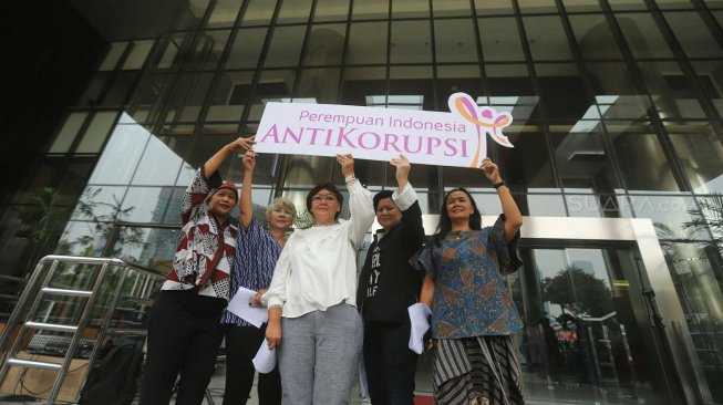 Sejumlah aktivis Perempuan Indonesia Antikorupsi (PIA) melakukan unjuk rasa damai di halaman Gedung KPK, Jakarta, Selasa (15/10). [Suara.com/Arya Manggala]
