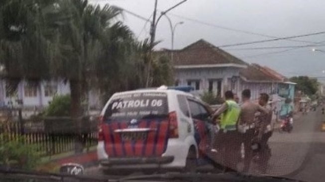 Polisi Ketinggalan Kunci di Dalam Mobil Patroli, Warganet Kasih Saran Kocak