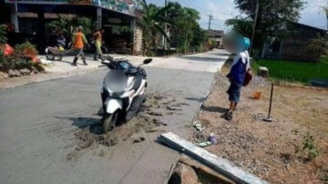 Nekat Terjang Jalur Beton Basah, Aksi Pemotor Ini Bikin Geregetan